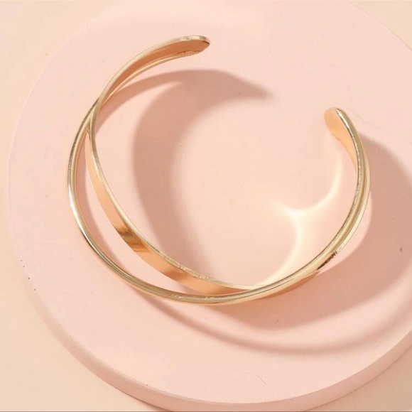 Modern chic gold spiral bangle cuff bracelet - Picture 3 of 4